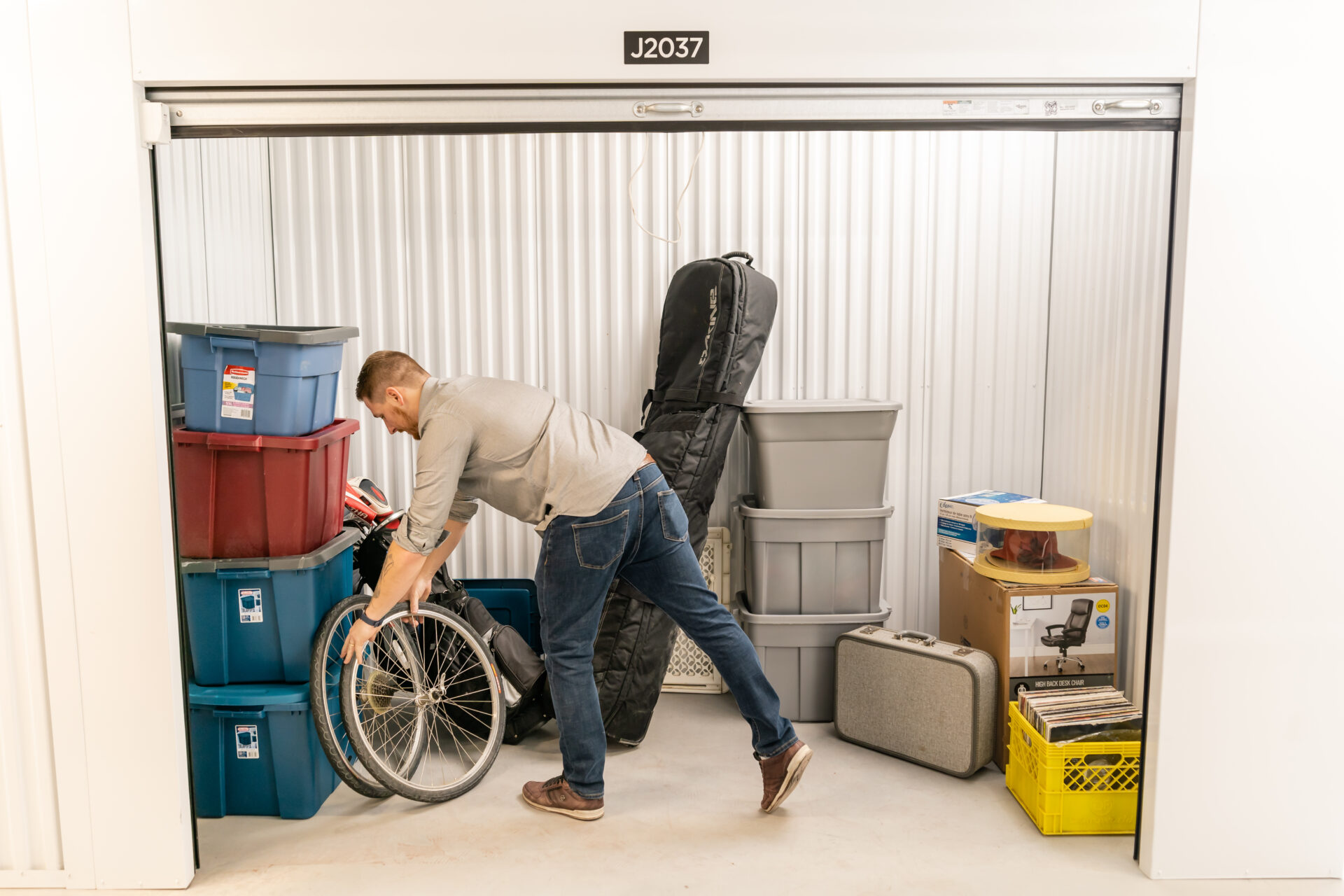 Storing items in storage unit